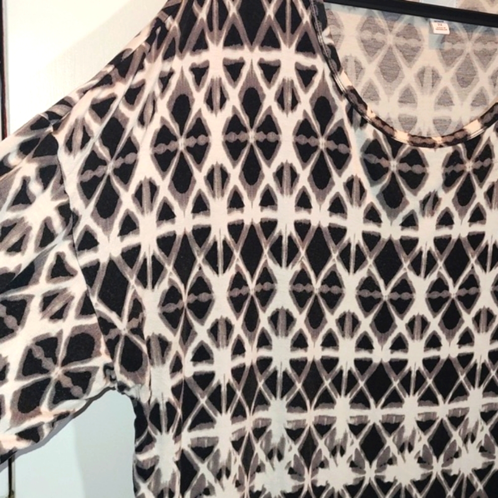 Blouse, 2X Black & White Relaxed Graphic 3/4 Sleeve